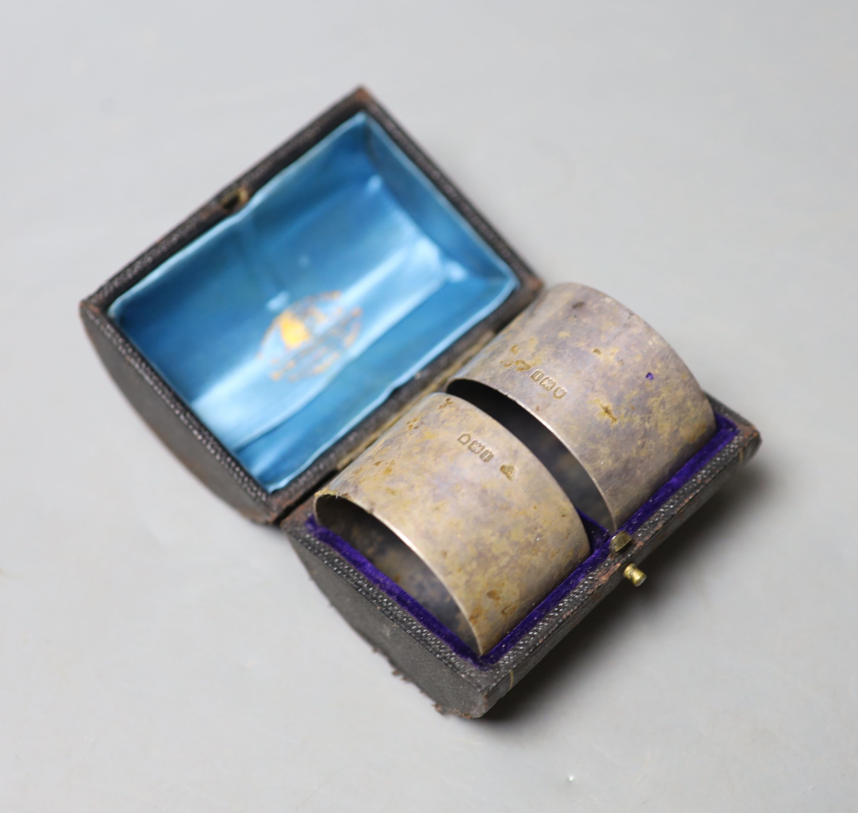 A cased pair of Edwardian silver napkin rings, Goldsmiths & Silversmiths Co Ltd, London, 1904.